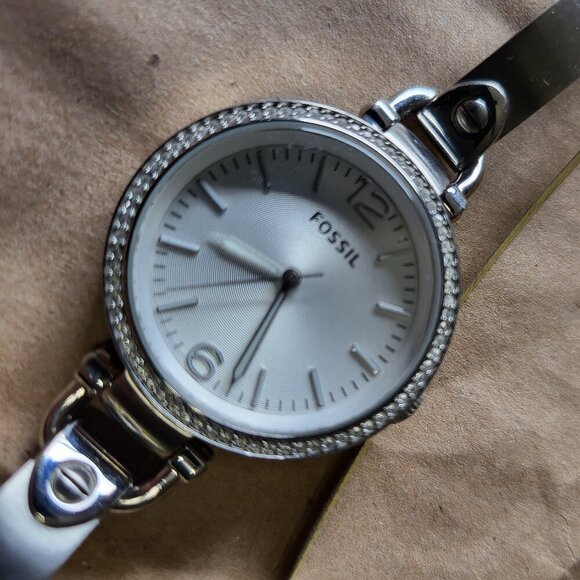 WOMANS FOSSIL WATCH - Picture 2 of 7